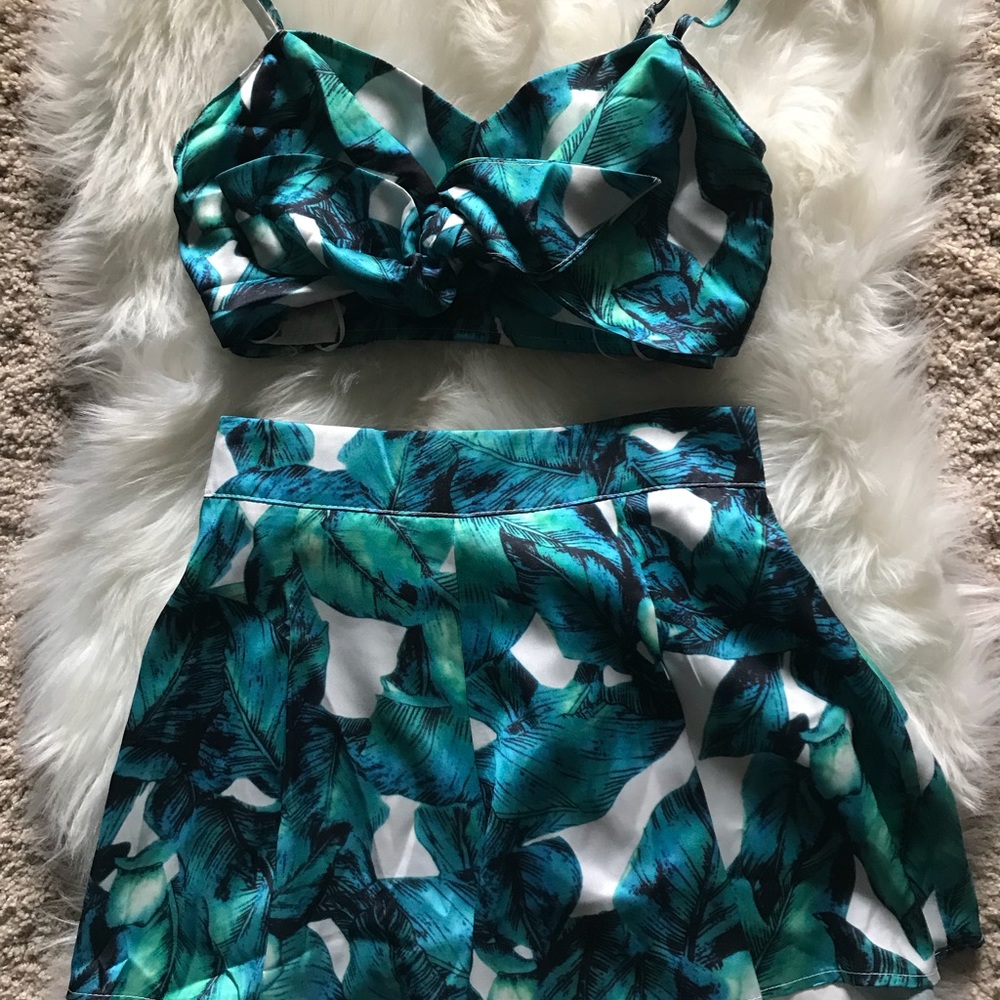 NWOT Two Piece Palm Set